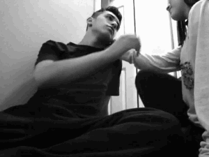 Buziak na korytarzu szkolnym